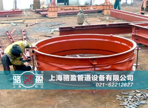 圓形織物<a href=http://www.doubaoshanghui.cn target=_blank class=infotextkey>補(bǔ)償器</a>安裝現(xiàn)場